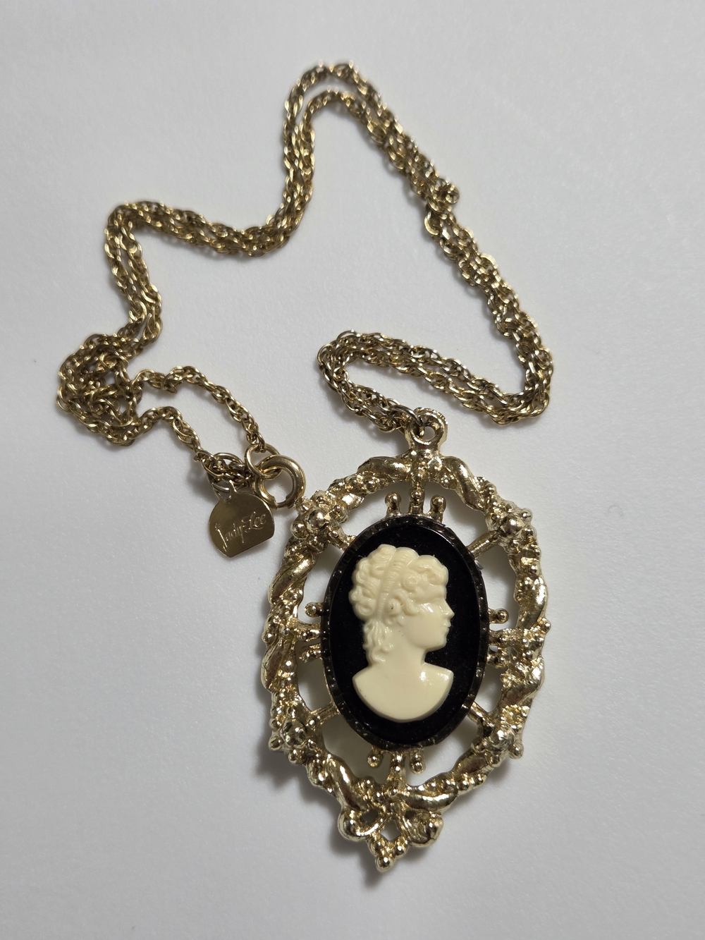 Vintage Judy Lee Plastic White Cameo Pendant Necklace Gold Tone 16 Inch